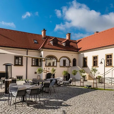 Kastiel Palffy Svätý Jur