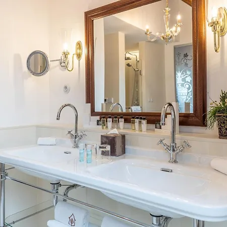 Kastiel Palffy Szálloda *